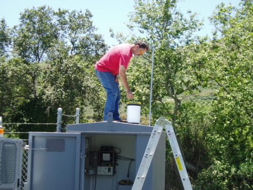 David Thomas install a new tipping bucket at the Ventura River Mass Emission Monitoring Site (Jun. 2006)