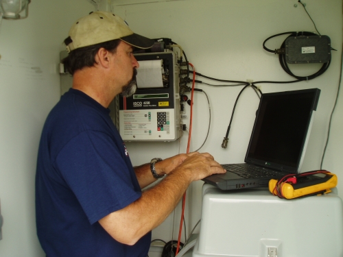 David Thomas downloading monitoring event data from the Ventura River Mass Emission Monitoring Site (Oct. 2006)
